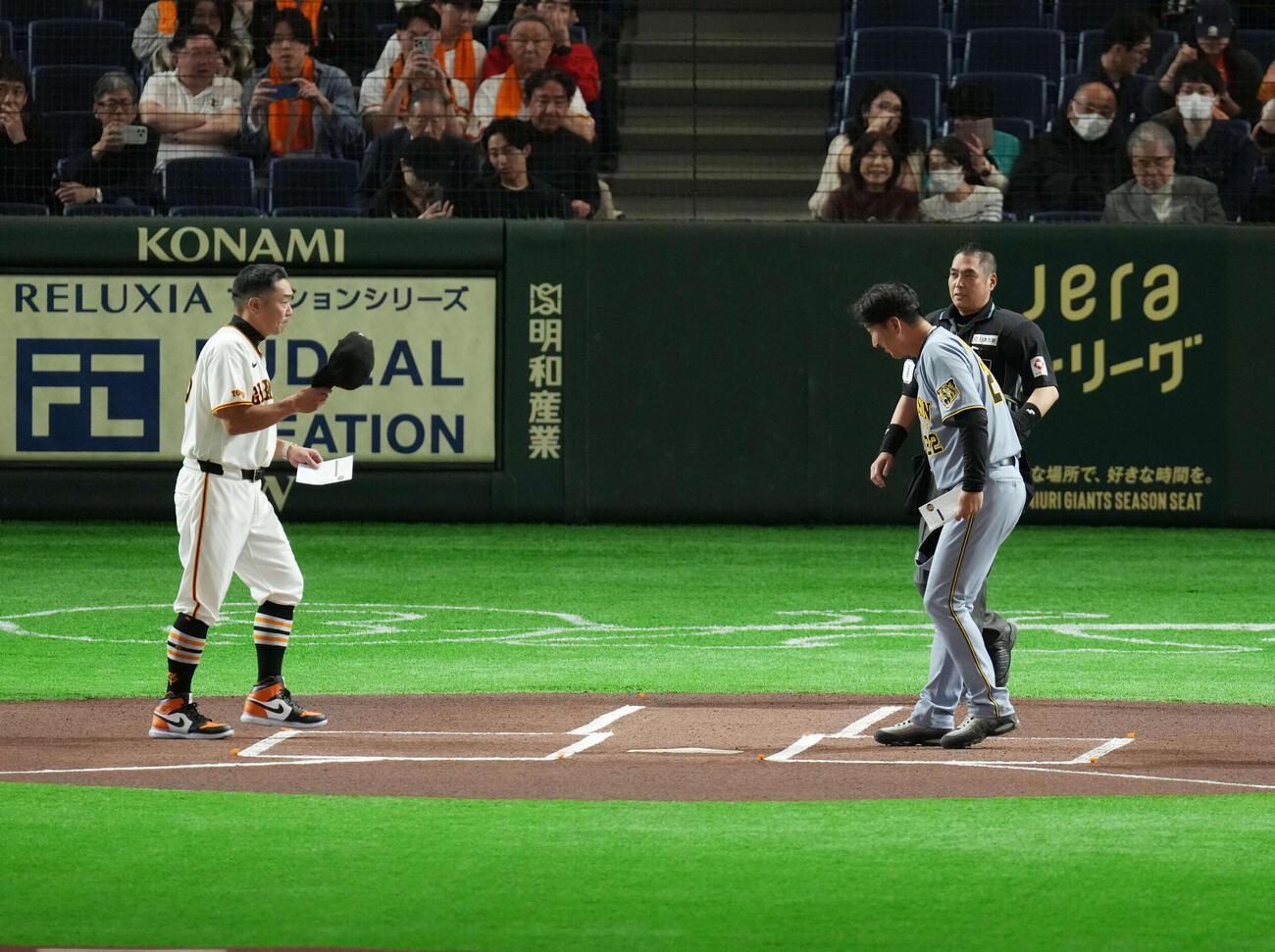 巨人対阪神　メンバー表交換を行う巨人阿部監督（左）と阪神藤川監督（撮影・増田悦実）