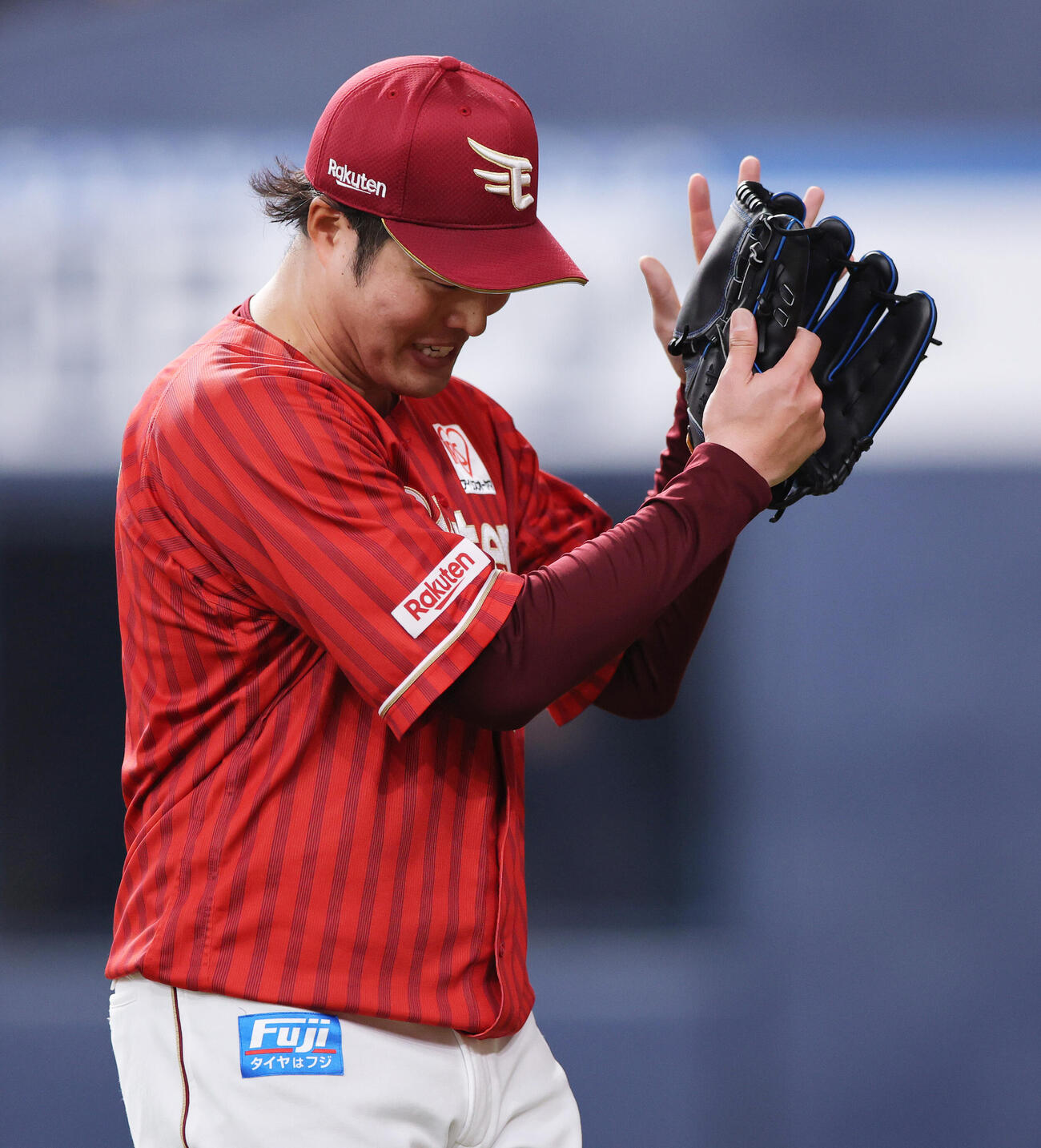 オリックス対楽天　初回を満塁のピンチも無失点で投げ終えベンチに引き揚げる滝中（撮影・上山淳一）