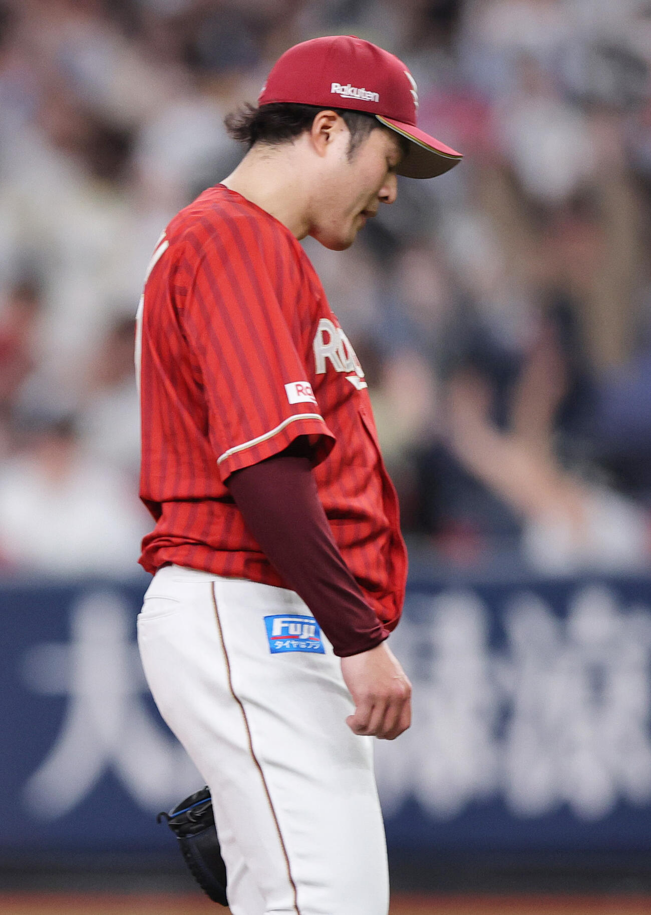 オリックス対楽天　3回裏オリックス2死二塁、中川に左越え2点本塁打を浴び落胆する滝中（撮影・上山淳一）