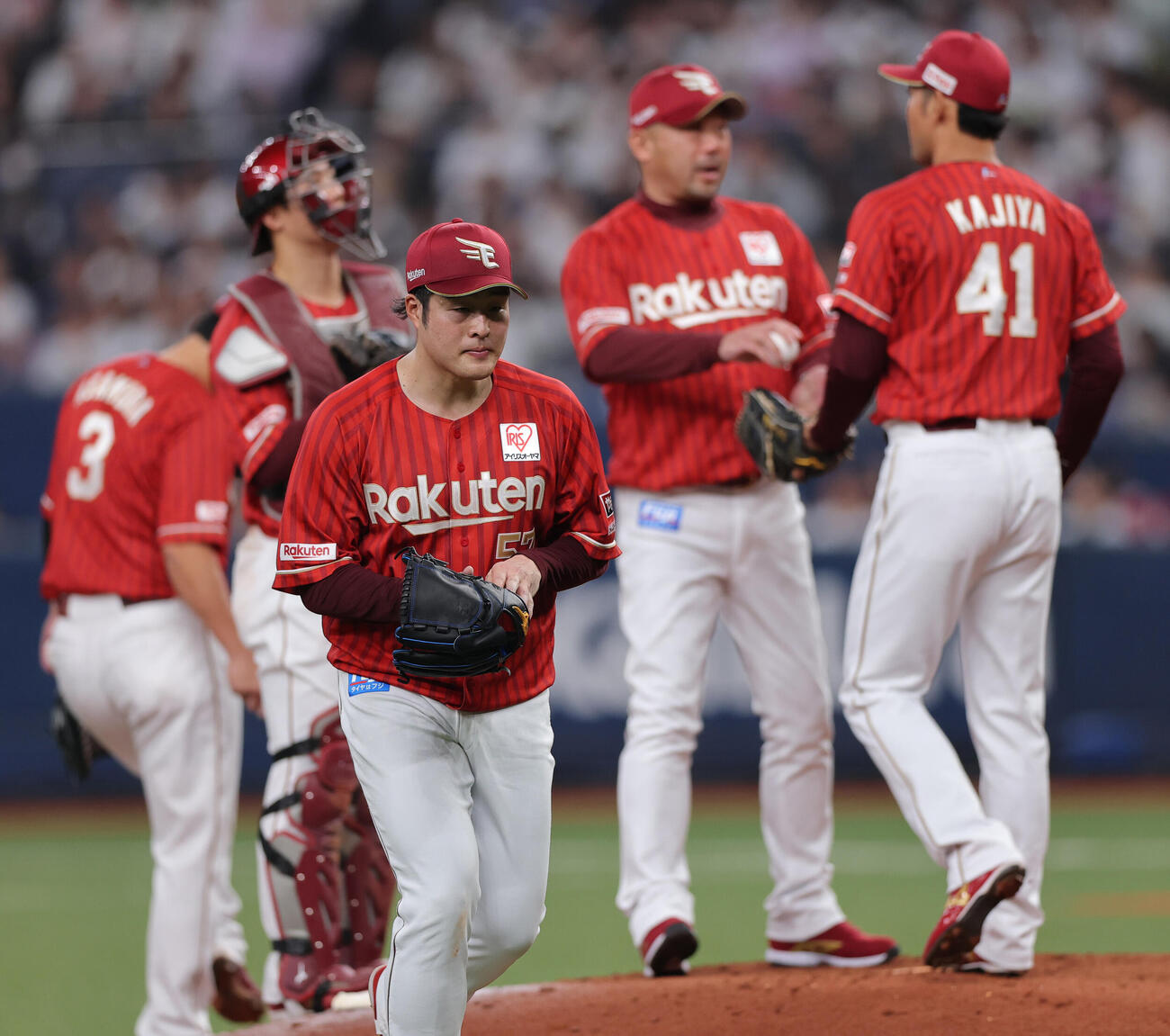 オリックス対楽天　4回途中で降板する楽天滝中（手前）（撮影・上山淳一）