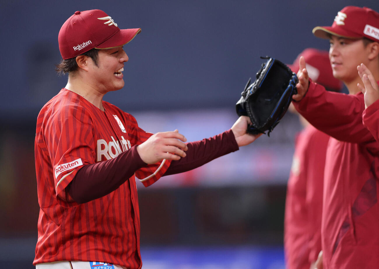 オリックス対楽天　初回を満塁のピンチも無失点で投げ終えベンチに引き揚げる滝中（撮影・上山淳一）