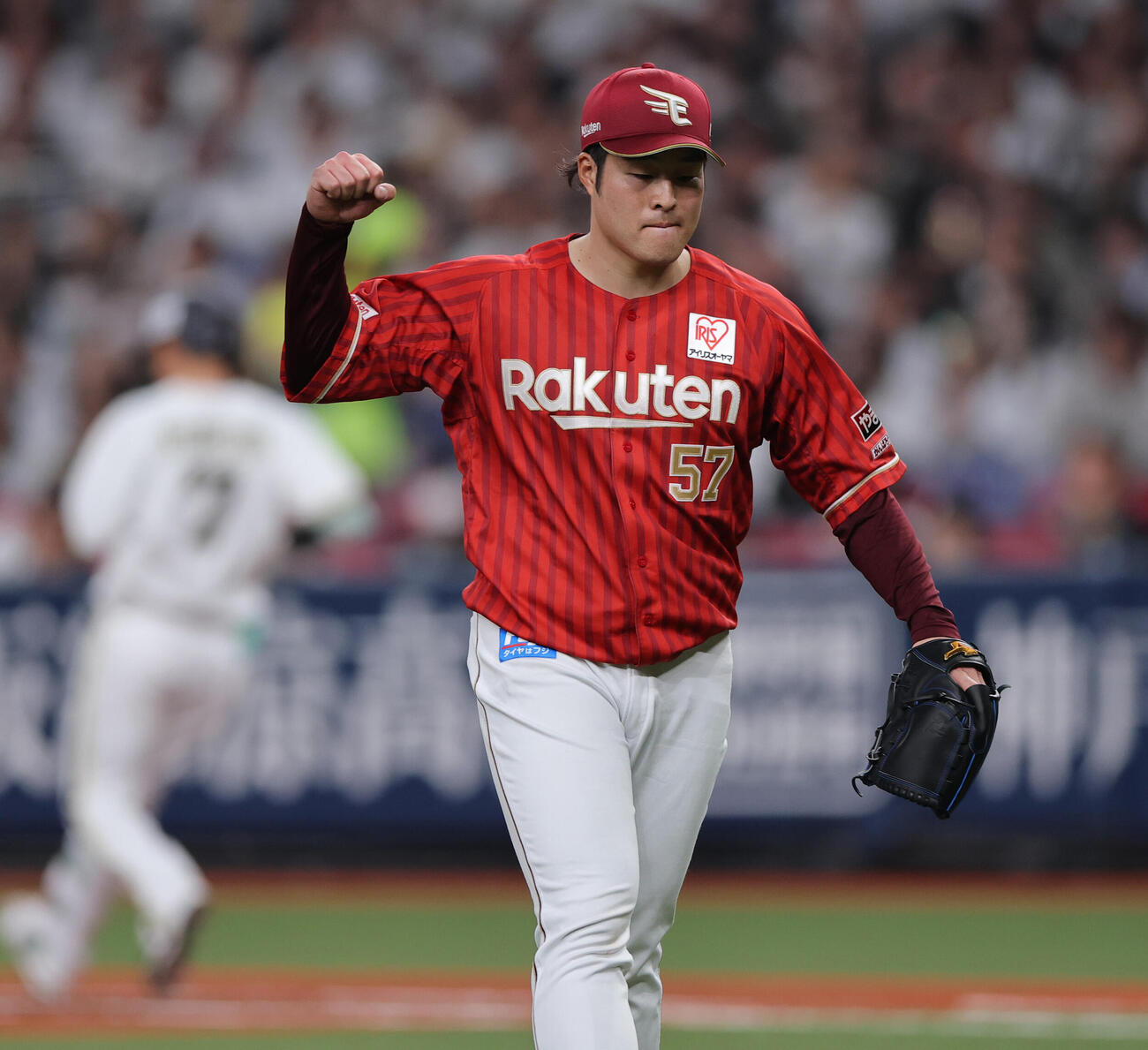 オリックス対楽天　2回裏オリックス2死満塁、滝中は西川を遊ゴロに仕留めガッツポーズする（撮影・上山淳一）