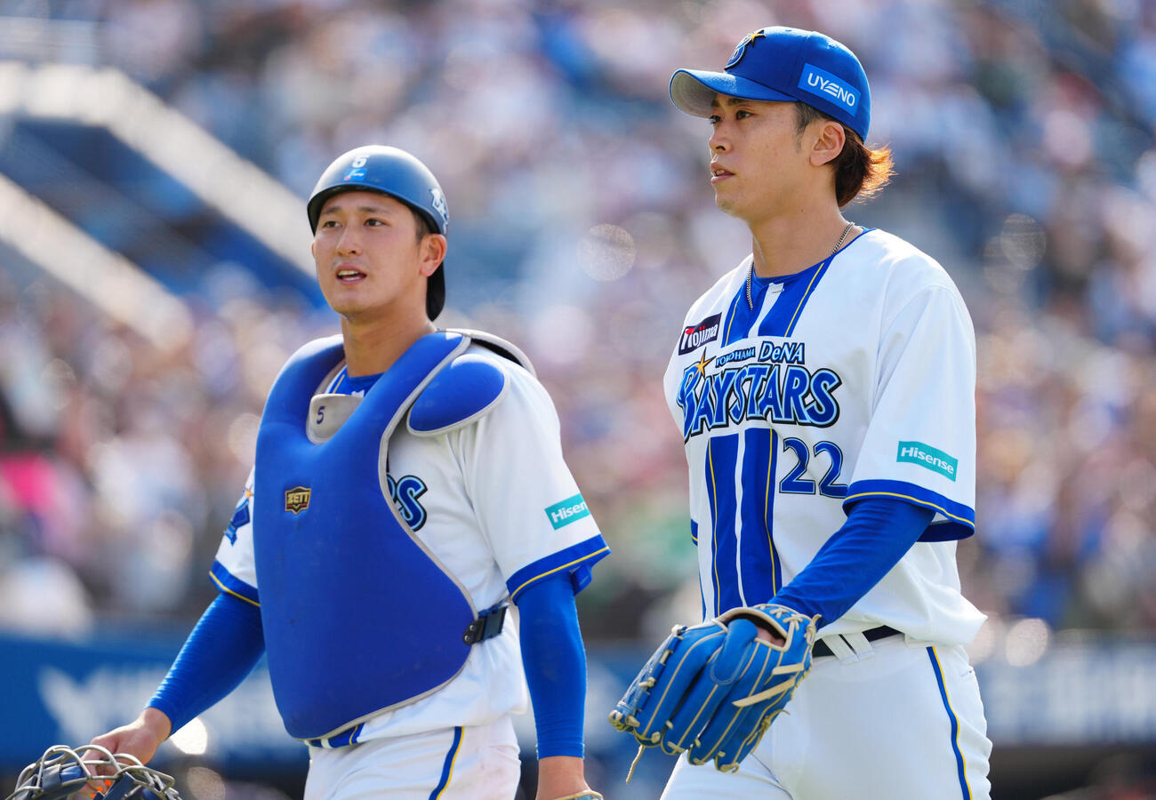 DeNA対ヤクルト　3回表を終え、松尾（左）と話しながらベンチへ戻るDeNA入江（撮影・鈴木みどり）
