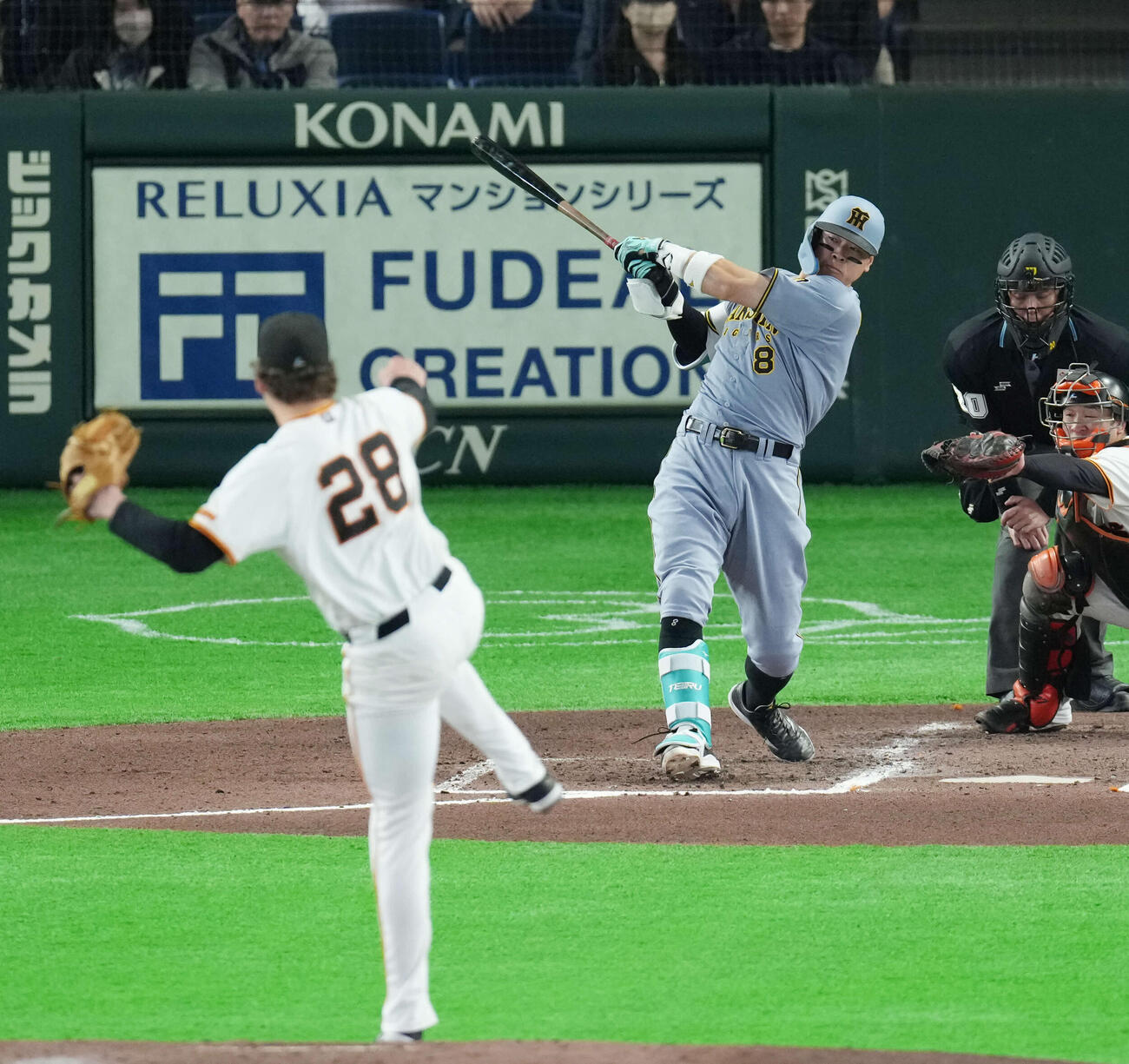 巨人対阪神　6回表阪神1死、二塁打を放つ佐藤。投手はハワード（撮影・増田悦実）