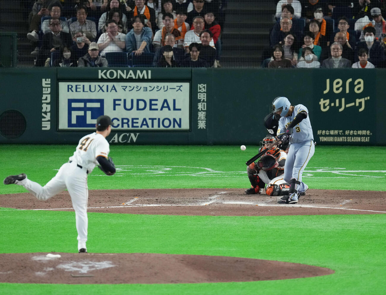 巨人対阪神　8回表阪神無死二一、右安打を放つ大山。投手は中川（撮影・増田悦実）