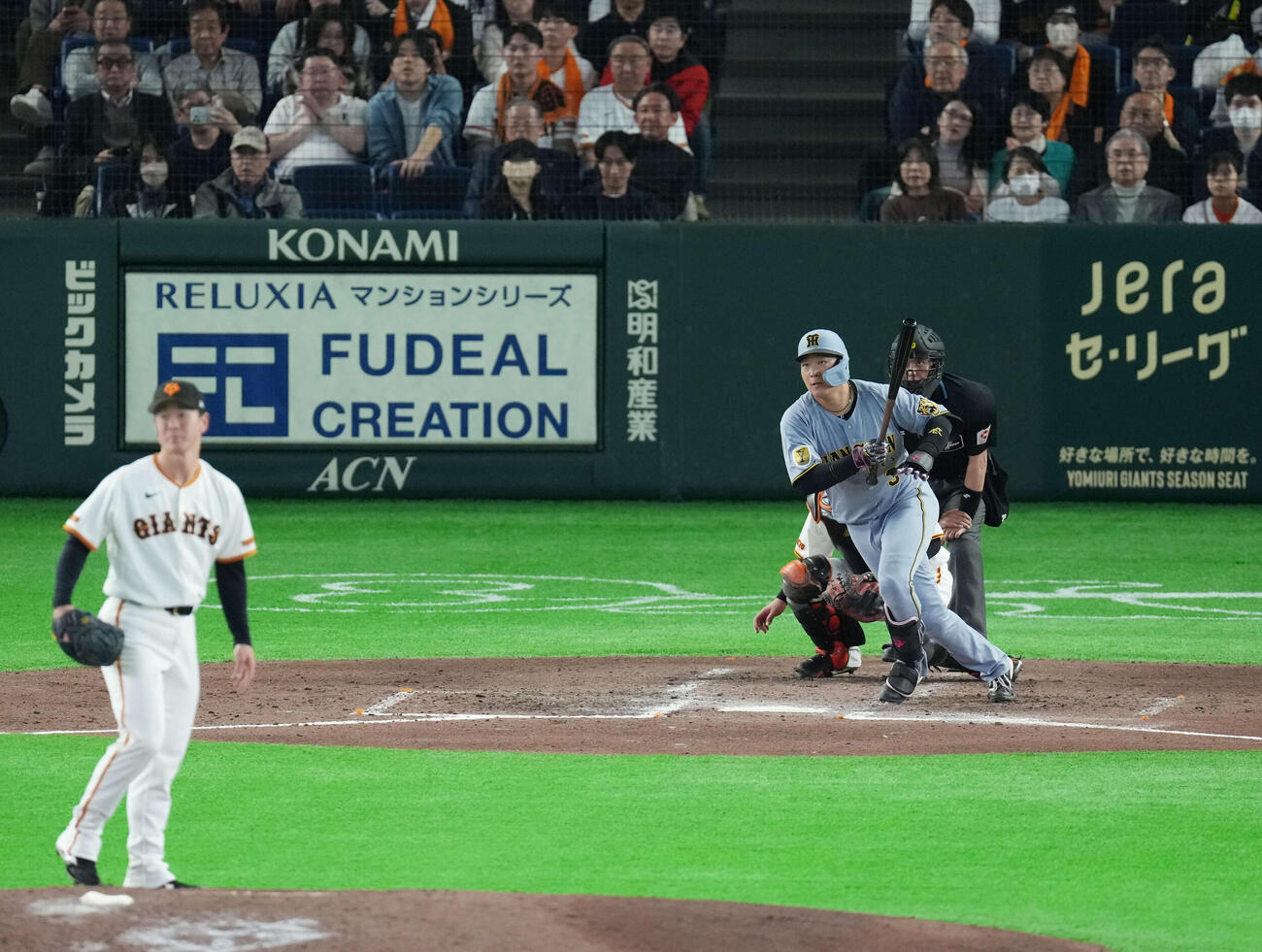 巨人対阪神　8回表阪神無死二一、右安打を放つ大山。投手は中川（撮影・増田悦実）
