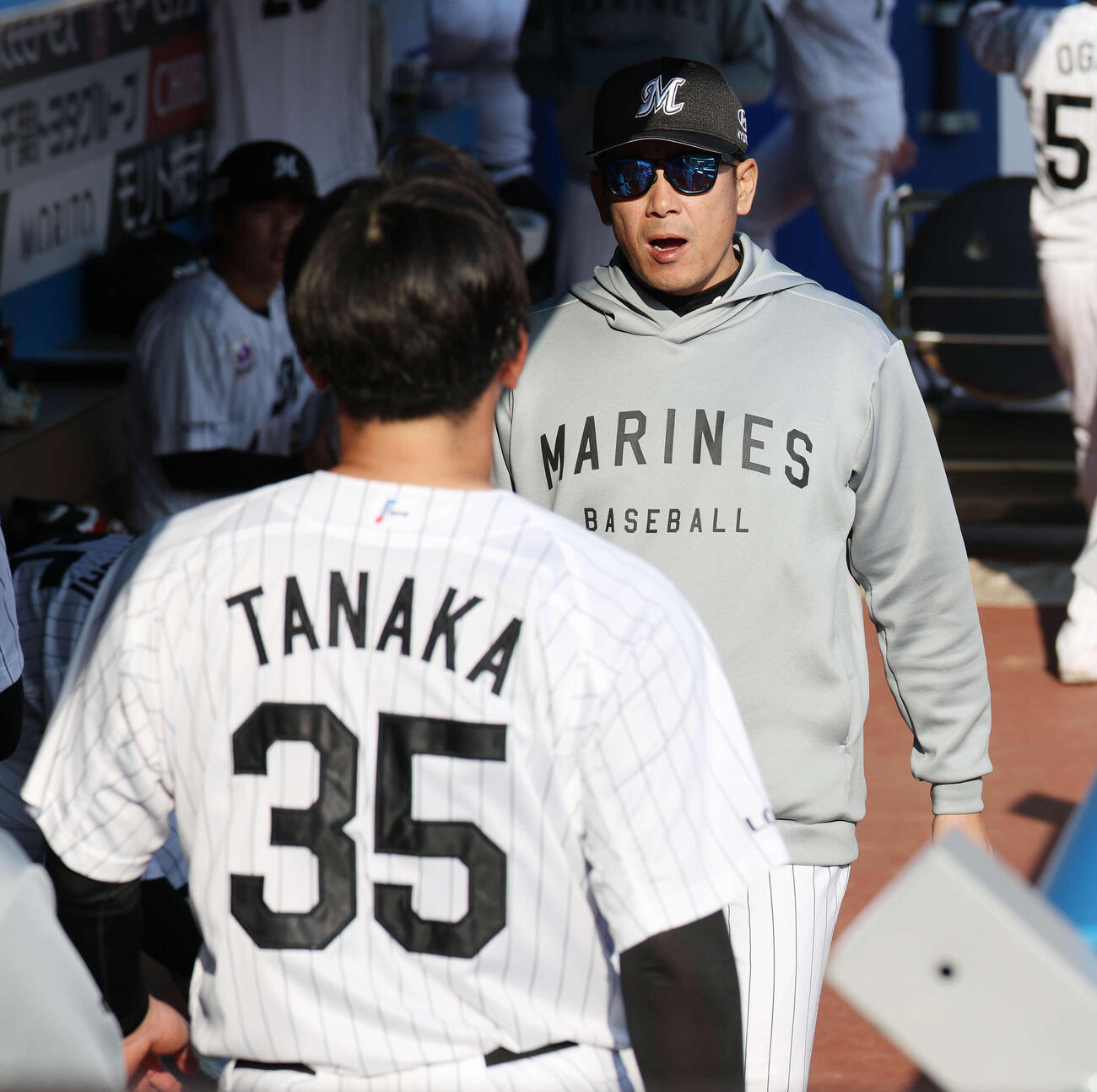 ロッテ対西武　6回を無失点で終えたロッテ田中（手前）に声をかけるサブロー監督（撮影・宮地輝）