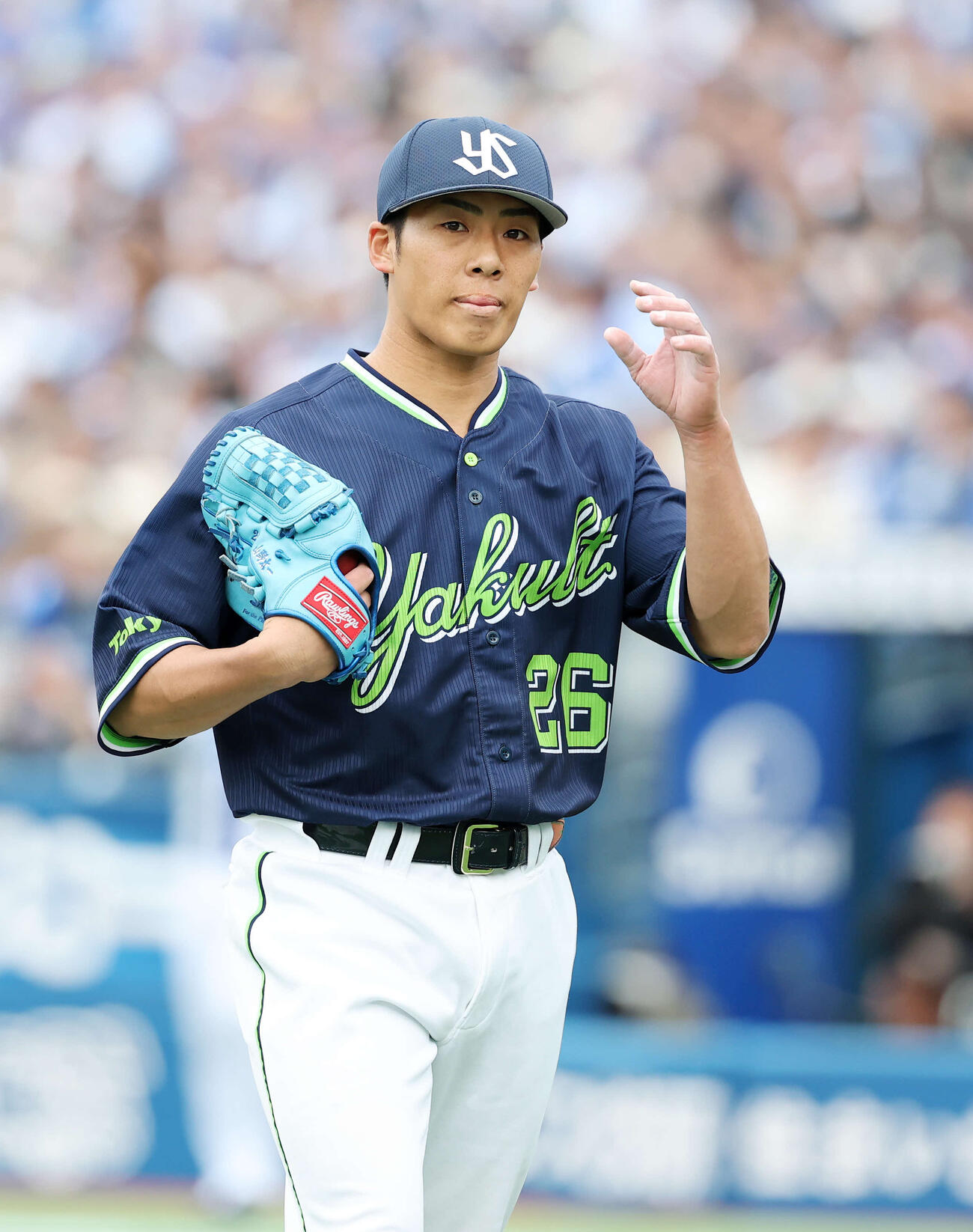 DeNA対ヤクルト　6回裏、DeNAの攻撃を抑えベンチに引き揚げるヤクルト山野（撮影・鈴木正人）　