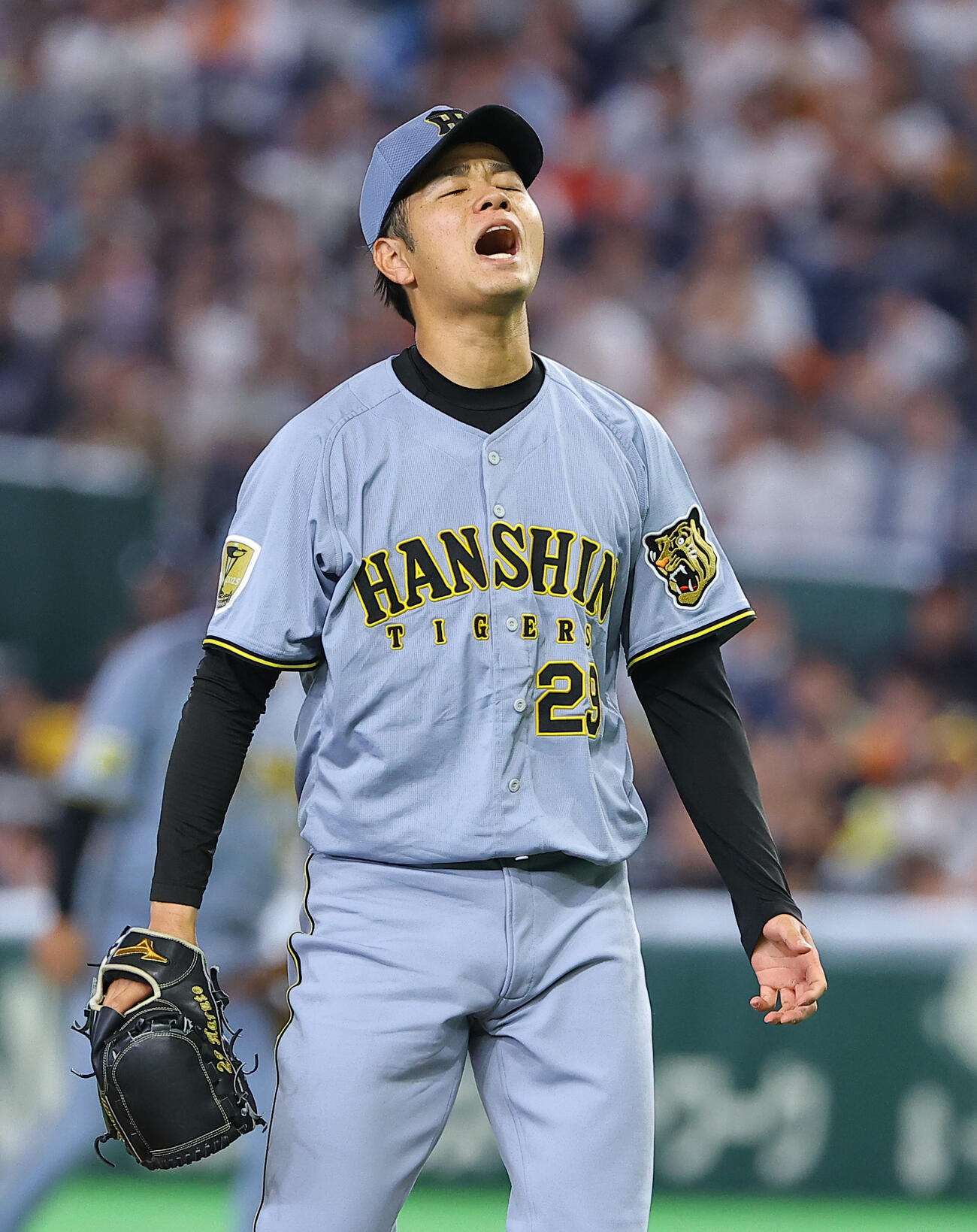 巨人対阪神　7回裏巨人2死、岸田に四球を与え悔しそうな表情を見せる高橋（撮影・上田博志）
