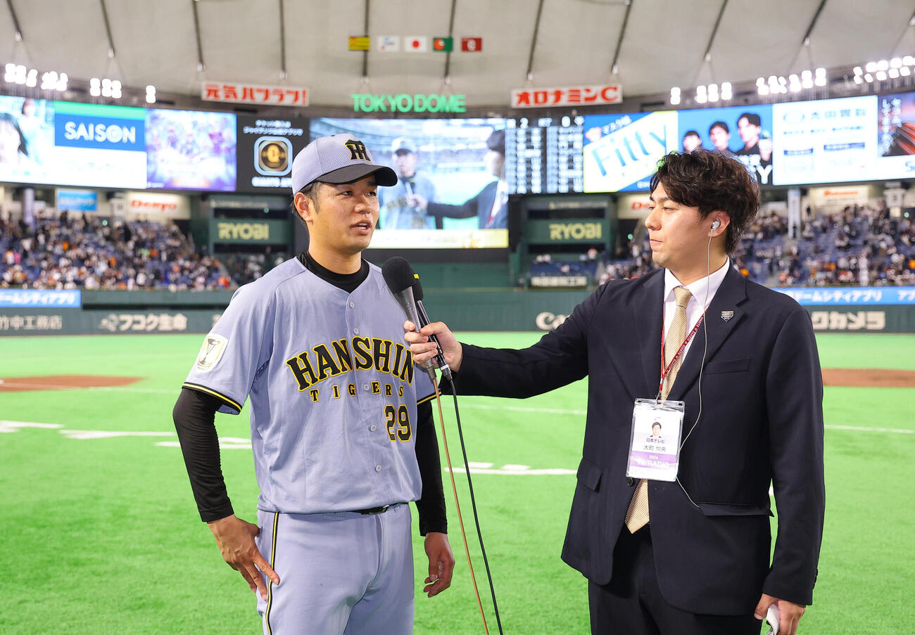 巨人対阪神　ヒーローインタビューを受ける高橋（撮影・上田博志）