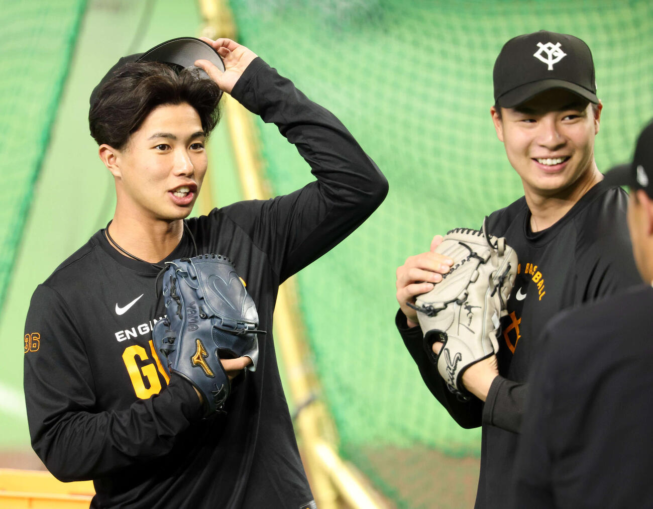 巨人対阪神　ノックを終え笑顔であいさつする巨人山城（左）。右は田和（撮影・浅見桂子）