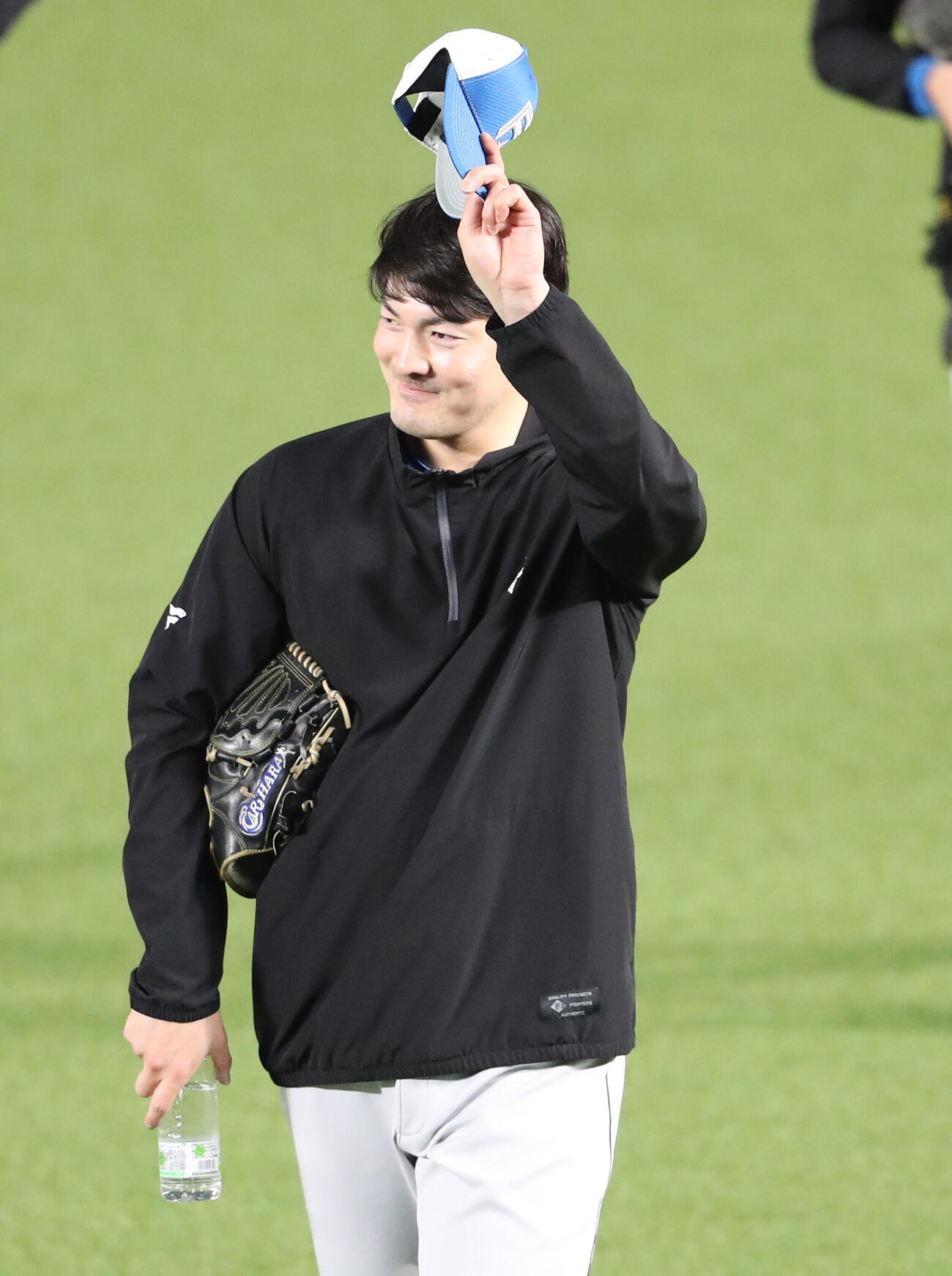 ソフトバンク対日本ハム　ソフトバンクのスタッフに笑顔であいさつする日本ハム有原（撮影・梅根麻紀）