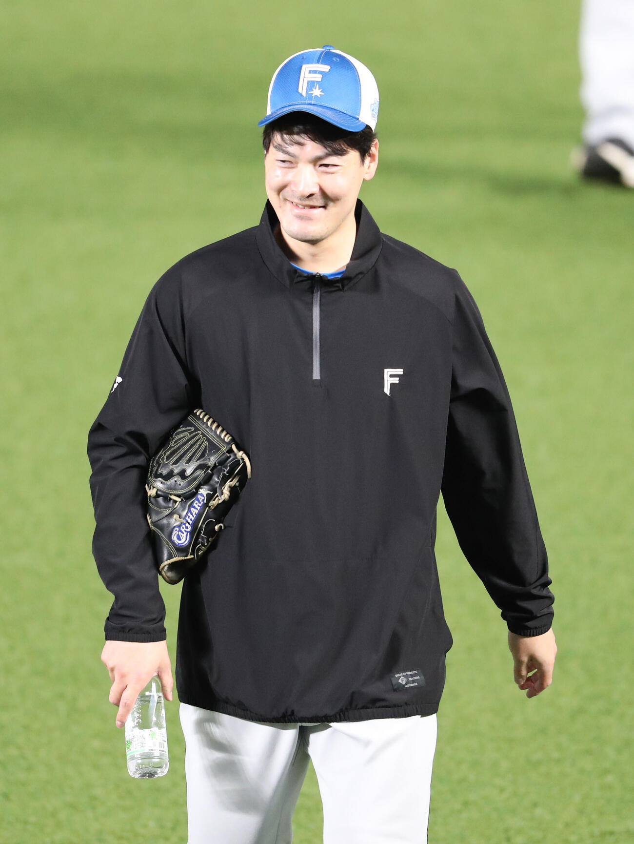 ソフトバンク対日本ハム　ソフトバンクのスタッフに笑顔であいさつする日本ハム有原（撮影・梅根麻紀）