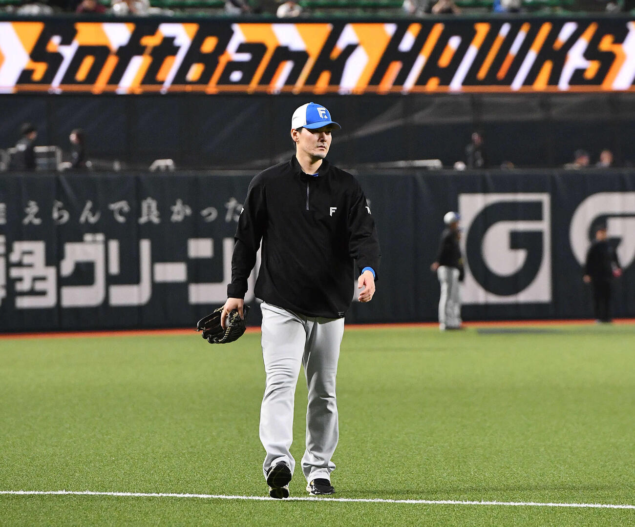 ソフトバンク対日本ハム　練習を終えて引き揚げる日本ハム有原（撮影・岩下翔太）