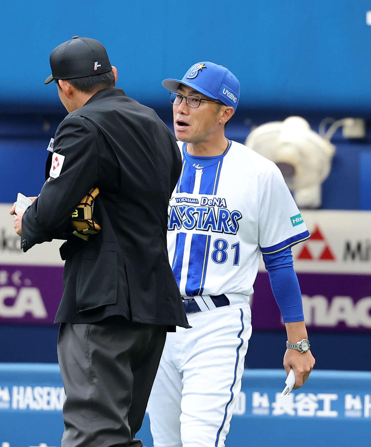 DeNA対ヤクルト　8回表、投手交代を告げるDeNA相川監督（撮影・鈴木正人）　