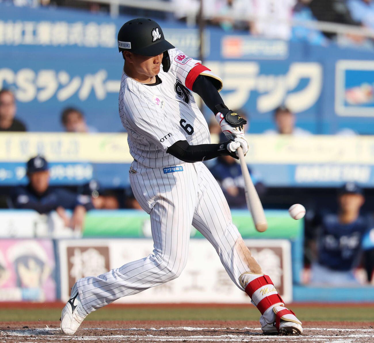 ロッテ対西武　6回裏ロッテ無死一、二塁、適時打を放つ西川（撮影・宮地輝）