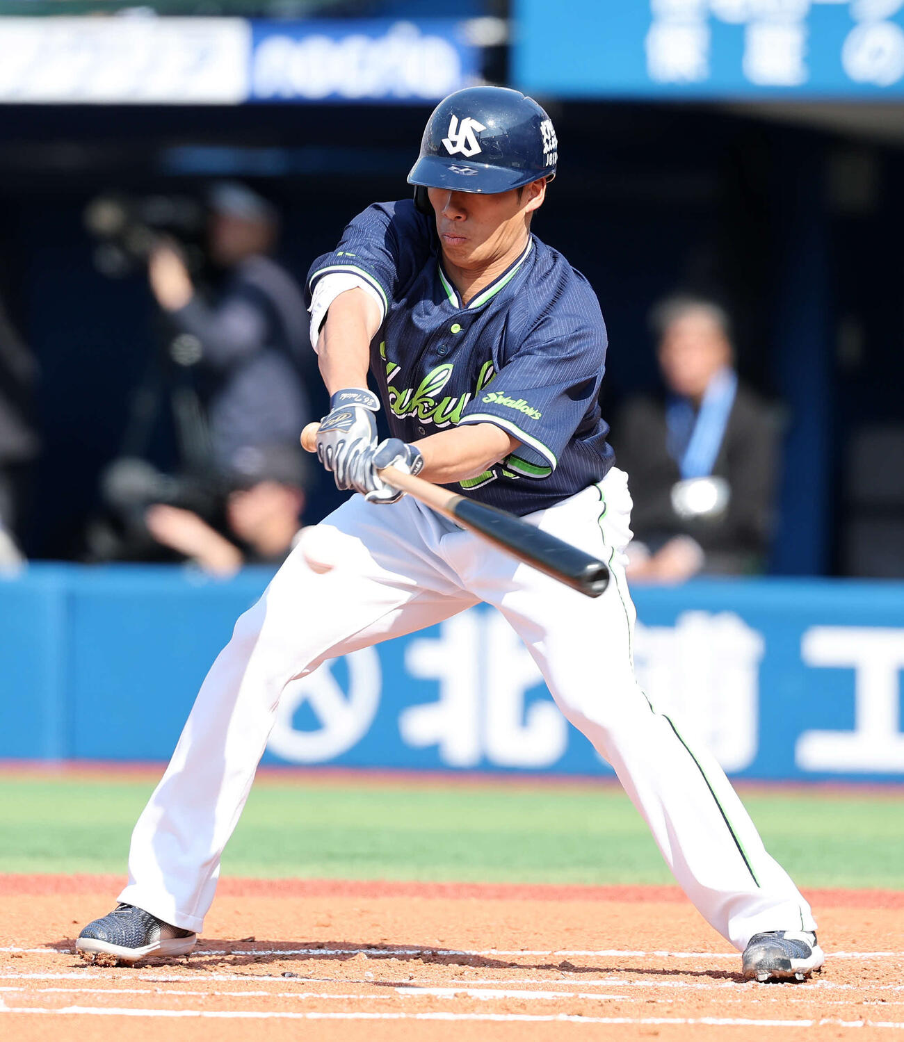 DeNA対ヤクルト　2回表ヤクルト2死一、三塁、山野は内野適時打を放つ（撮影・鈴木正人）　