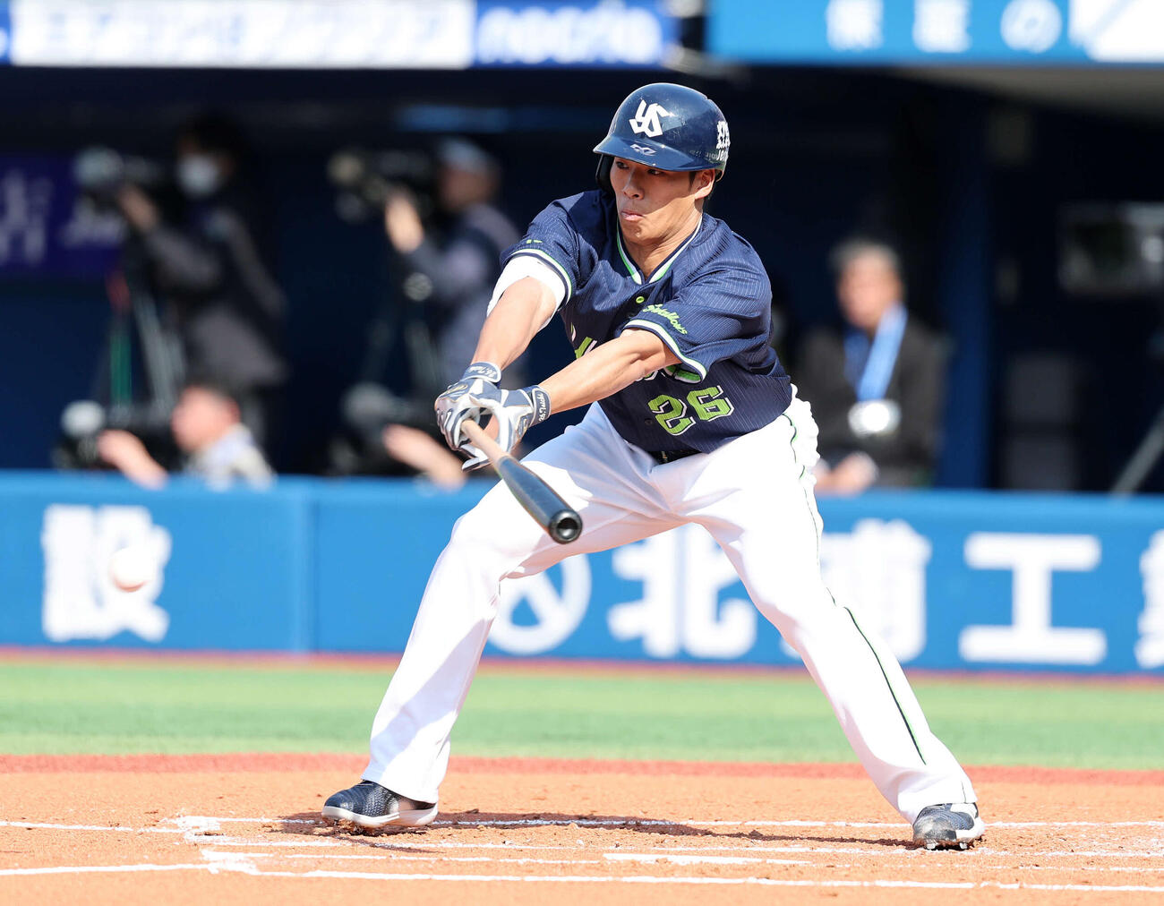 DeNA対ヤクルト　2回表ヤクルト2死一、三塁、山野は内野適時打を放つ（撮影・鈴木正人）　