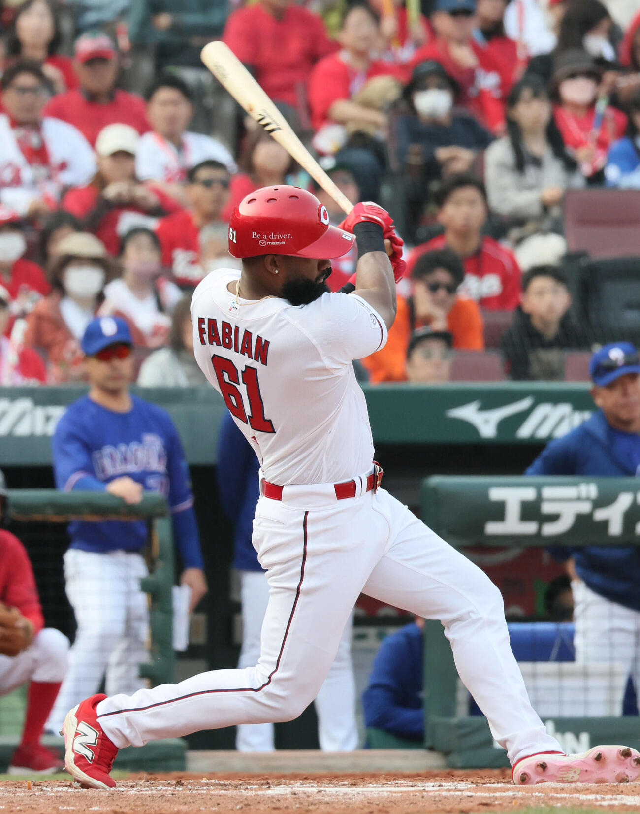 広島対中日　8回裏広島2死一、三塁、ファビアンは勝ち越しの左適時打を放つ（撮影・加藤孝規）
