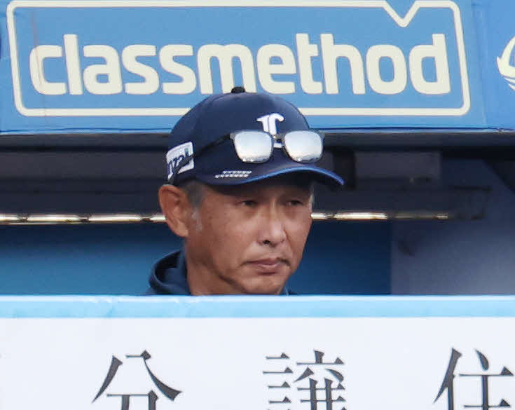 ロッテ対西武　厳しい表情で戦況を見つめる西武西口監督（撮影・宮地輝）