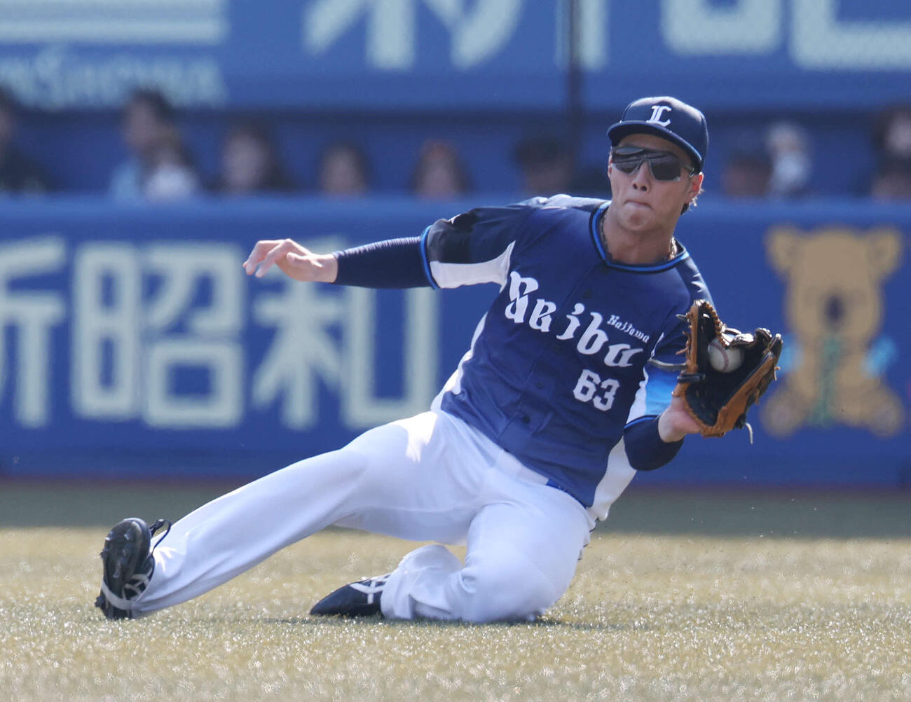 ロッテ対西武　3回裏ロッテ2死、西川の右飛を好捕する長谷川（撮影・宮地輝）