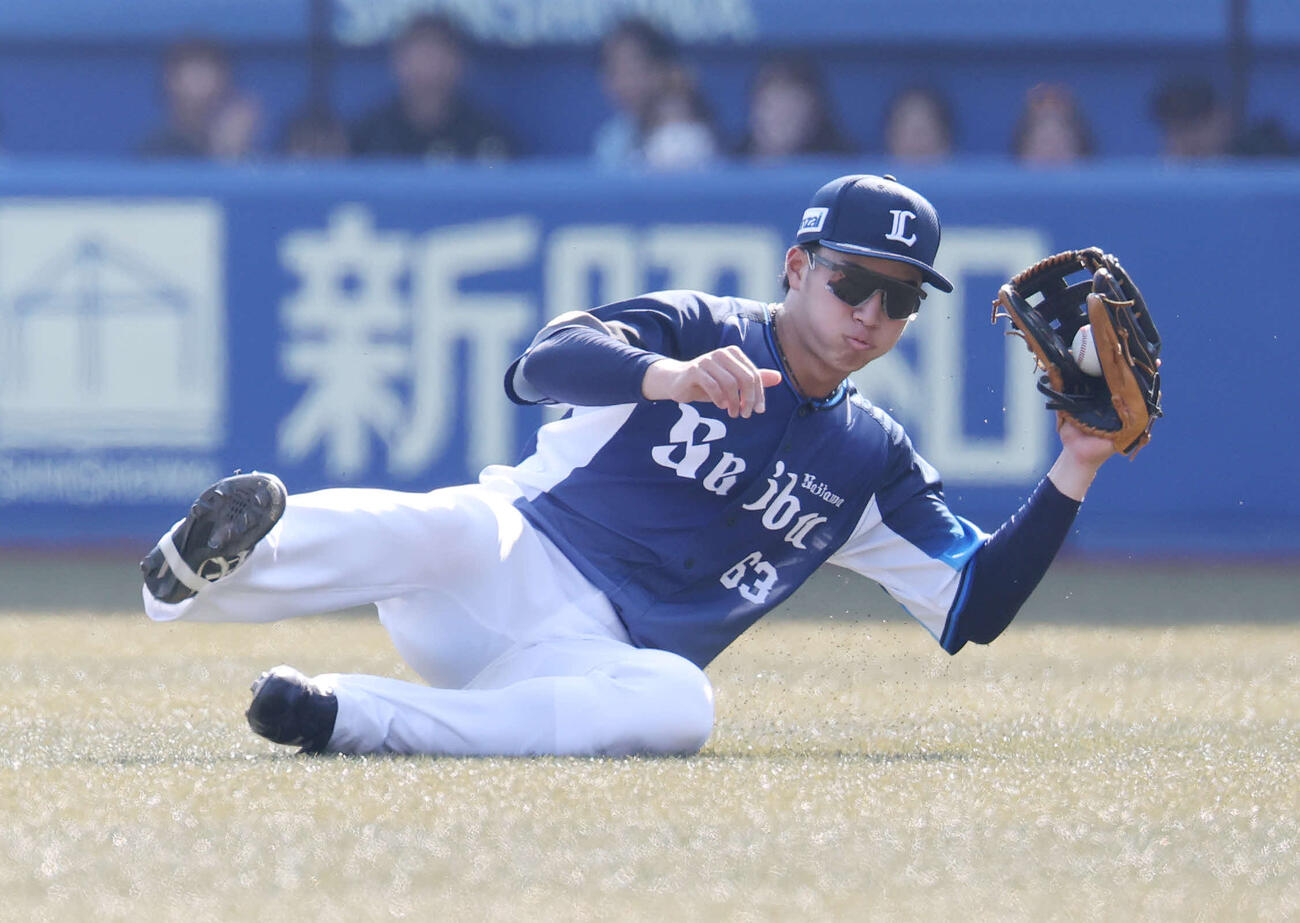 ロッテ対西武　3回裏ロッテ2死、西川の右飛を好捕する長谷川（撮影・宮地輝）