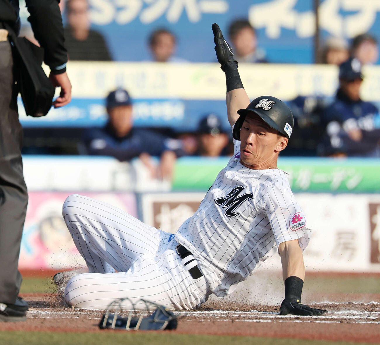 ロッテ対西武　6回裏ロッテ無死一、二塁、西川の適時打で生還する高部（撮影・宮地輝）