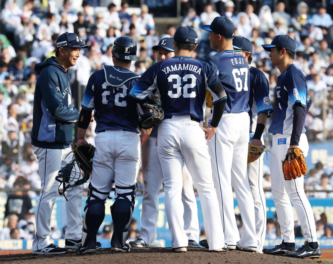 ロッテ対西武　6回裏途中、西武冨士（右から3人目）に交代を告げる西口監督（左端）（撮影・宮地輝）