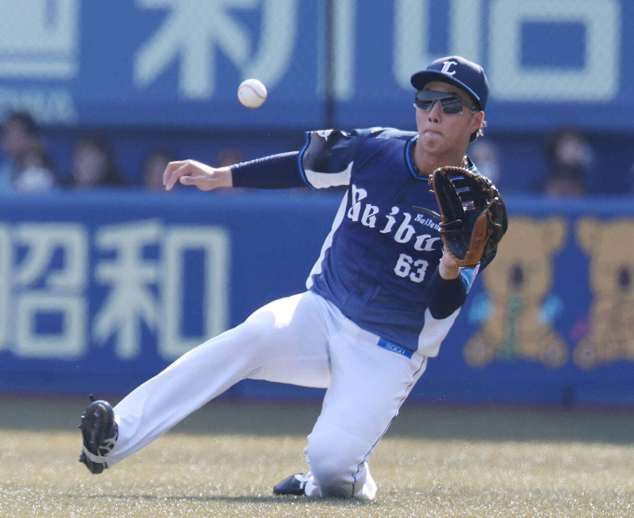 ロッテ対西武　3回裏ロッテ2死、西川の右飛を好捕する長谷川（撮影・宮地輝）