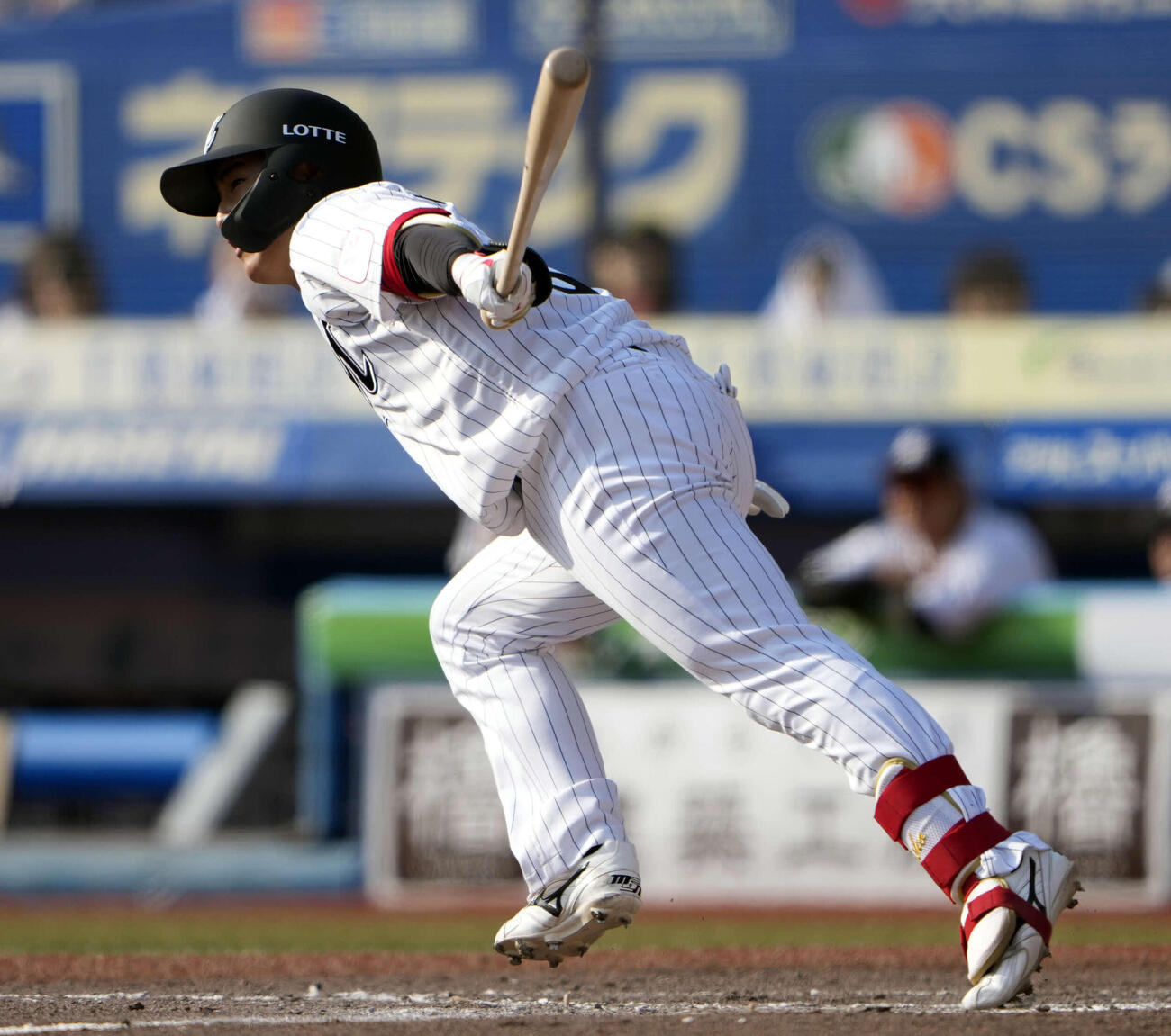 5回裏ロッテ2死一塁、適時打を放つ西川（撮影・小島史椰）
