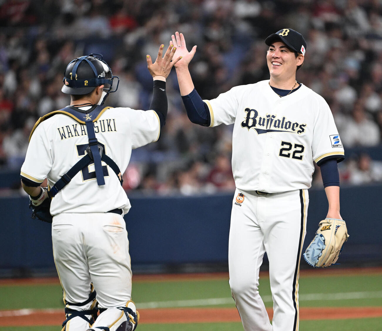 オリックス対楽天　楽天を完封し笑顔で捕手若月（左）とタッチする九里（撮影・和賀正仁）