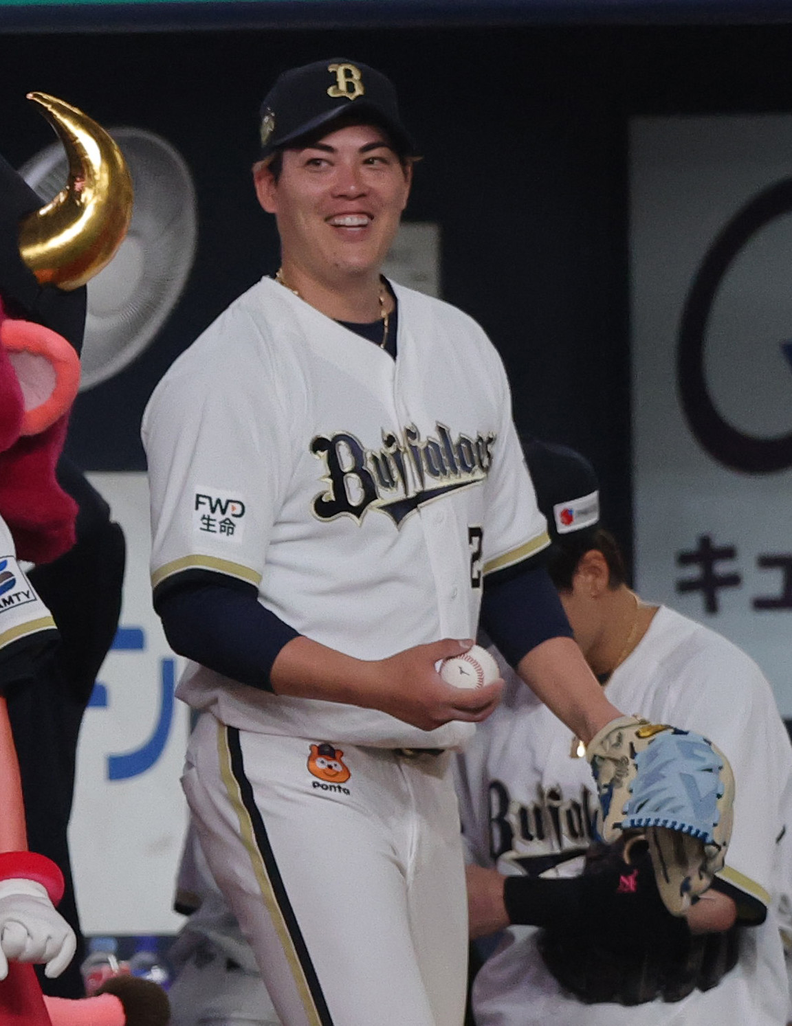 オリックス対楽天　楽天を完封したオリックス九里はウイニングボールを岸田監督に渡すも返される（撮影・上山淳一）
