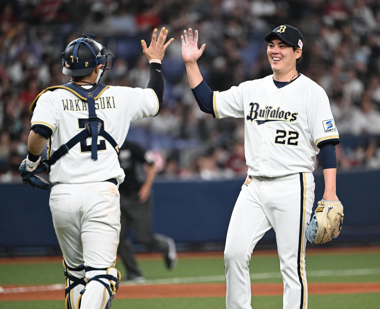 オリックス対楽天　楽天を完封し笑顔で捕手若月（左）とタッチする九里（撮影・和賀正仁）