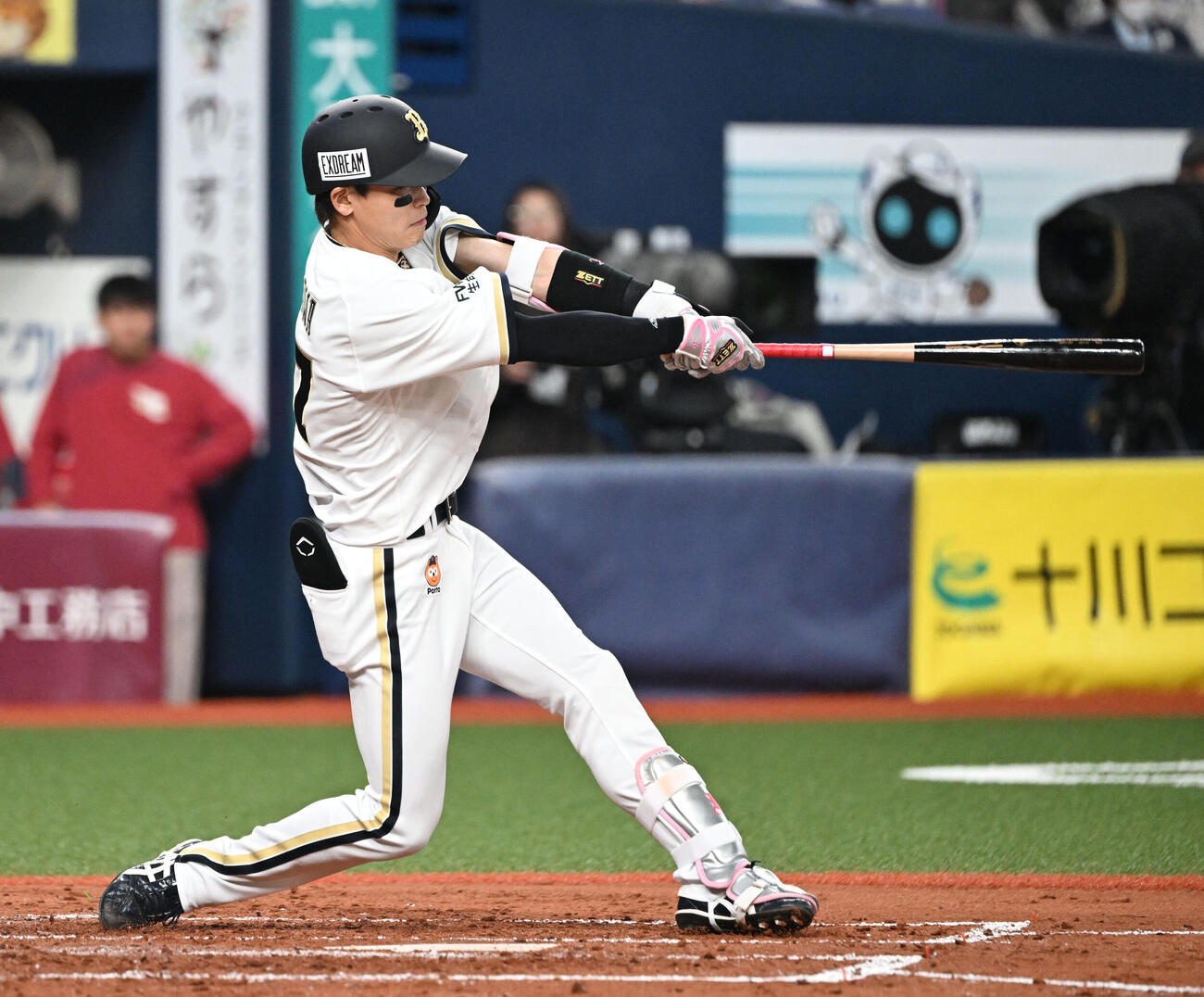 オリックス対楽天　3回裏オリックス2死二塁、左越え2点本塁打を放つ中川（撮影・和賀正仁）