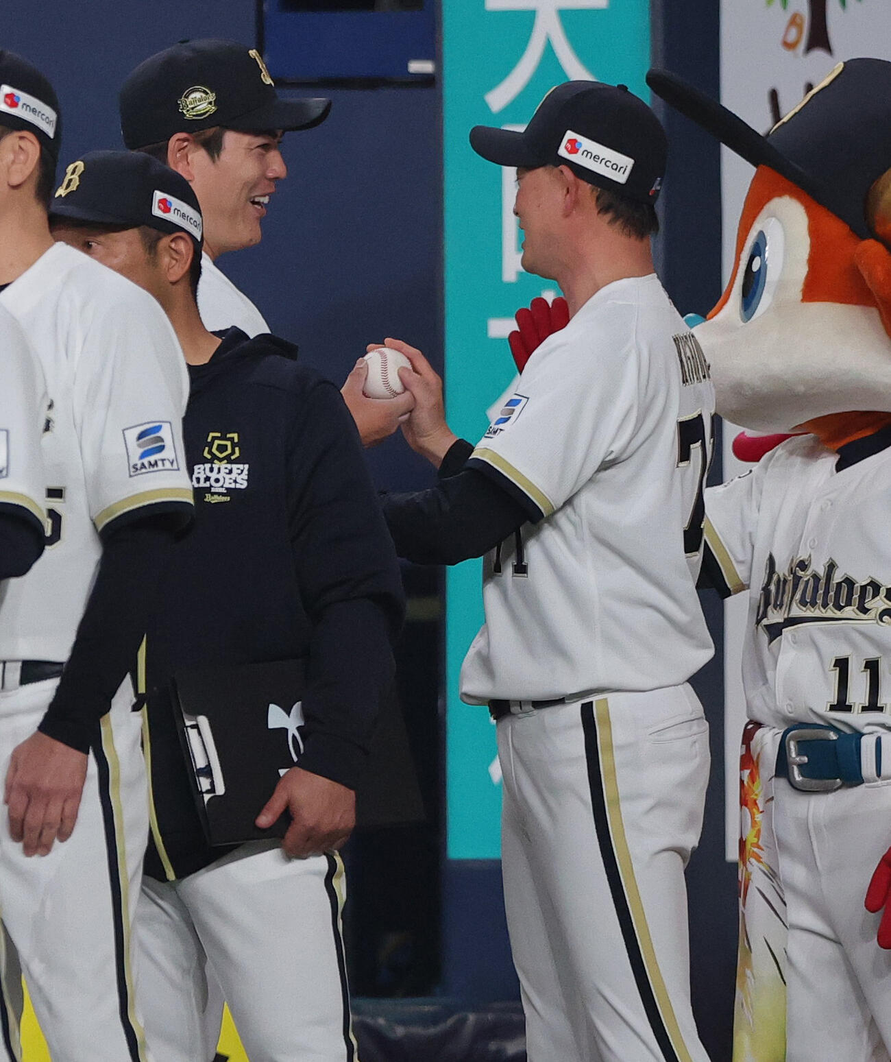 オリックス対楽天　楽天を完封したオリックス九里（左）はウイニングボールを岸田監督に渡すも返される（撮影・上山淳一）
