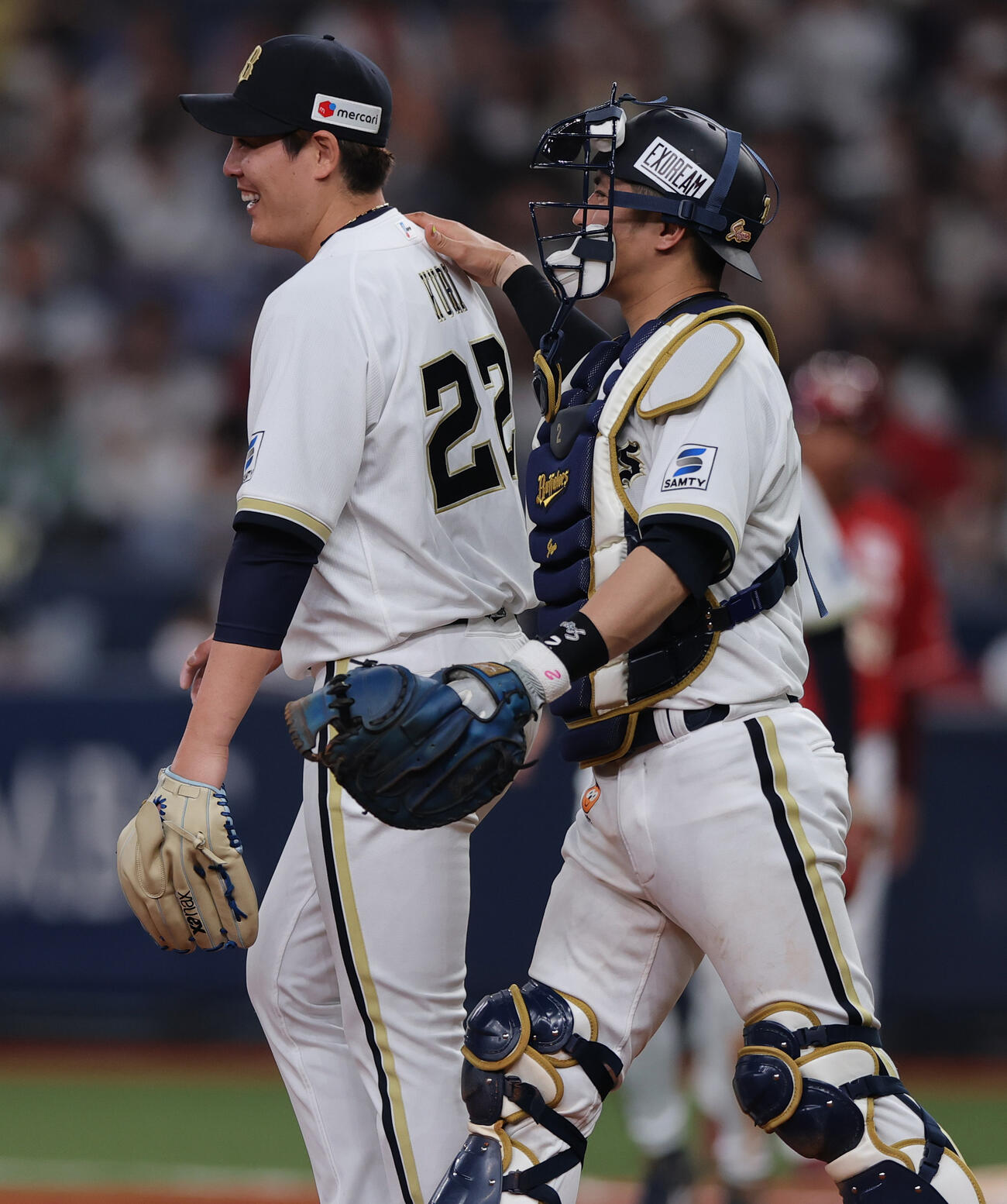 オリックス対楽天　楽天打線を4安打完封したオリックス九里（左）を祝福するす若月（撮影・上山淳一）