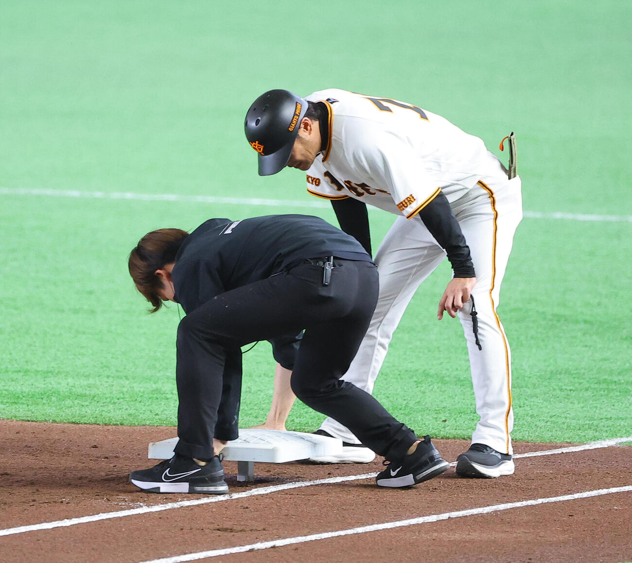 巨人対阪神　一塁ベースを調整するスタッフ（撮影・上田博志）