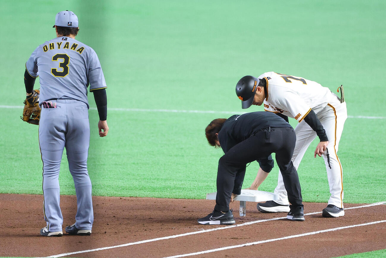 巨人対阪神　一塁ベースを調整するスタッフ（撮影・上田博志）