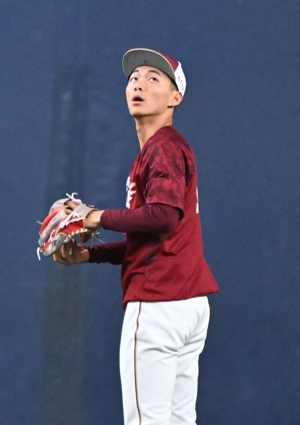オリックス対楽天　外野でキャッチボールする楽天藤原（撮影・和賀正仁）