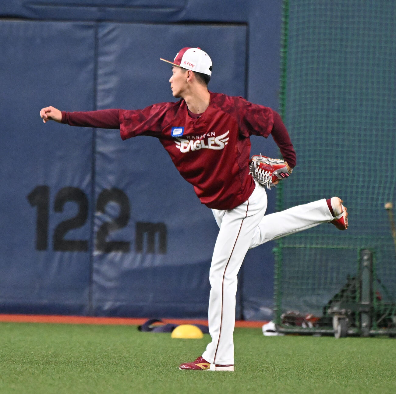 オリックス対楽天　外野でキャッチボールする楽天藤原（撮影・和賀正仁）