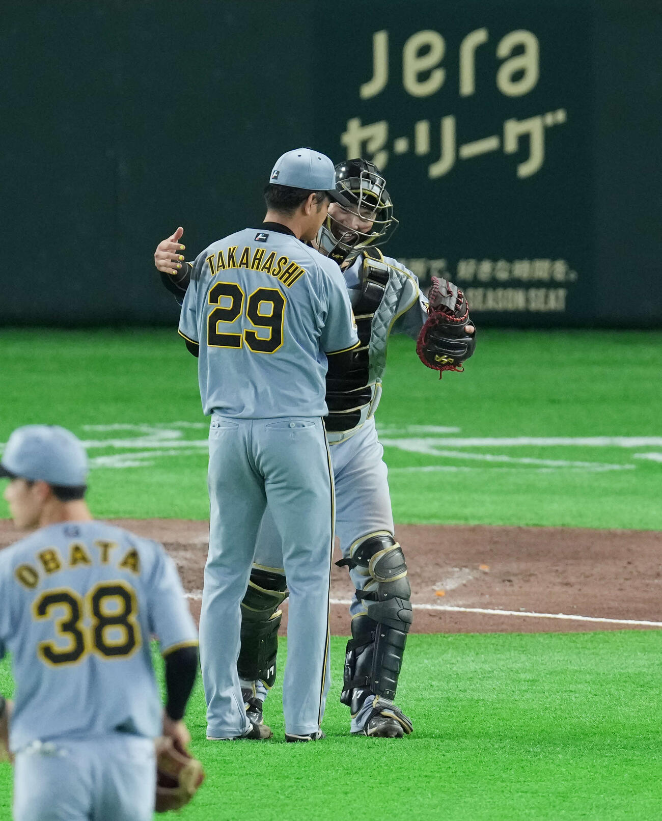 巨人対阪神　ピンチを抑え勝利し笑顔で抱き合う伏見（右）と高橋（撮影・増田悦実）