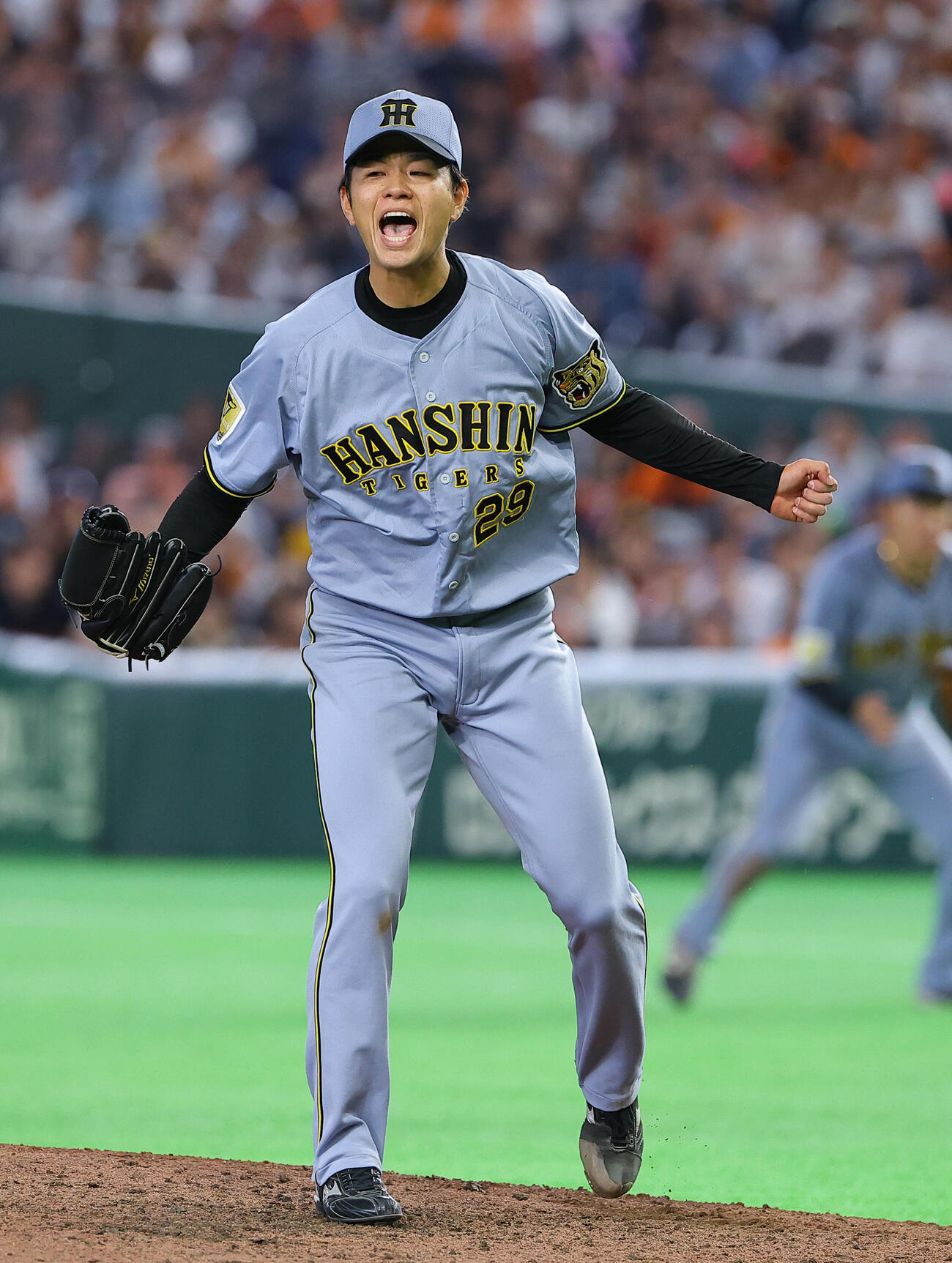 巨人対阪神　9回裏巨人2死二、三塁、完封勝利した高橋は雄たけびを上げる（撮影・上田博志）