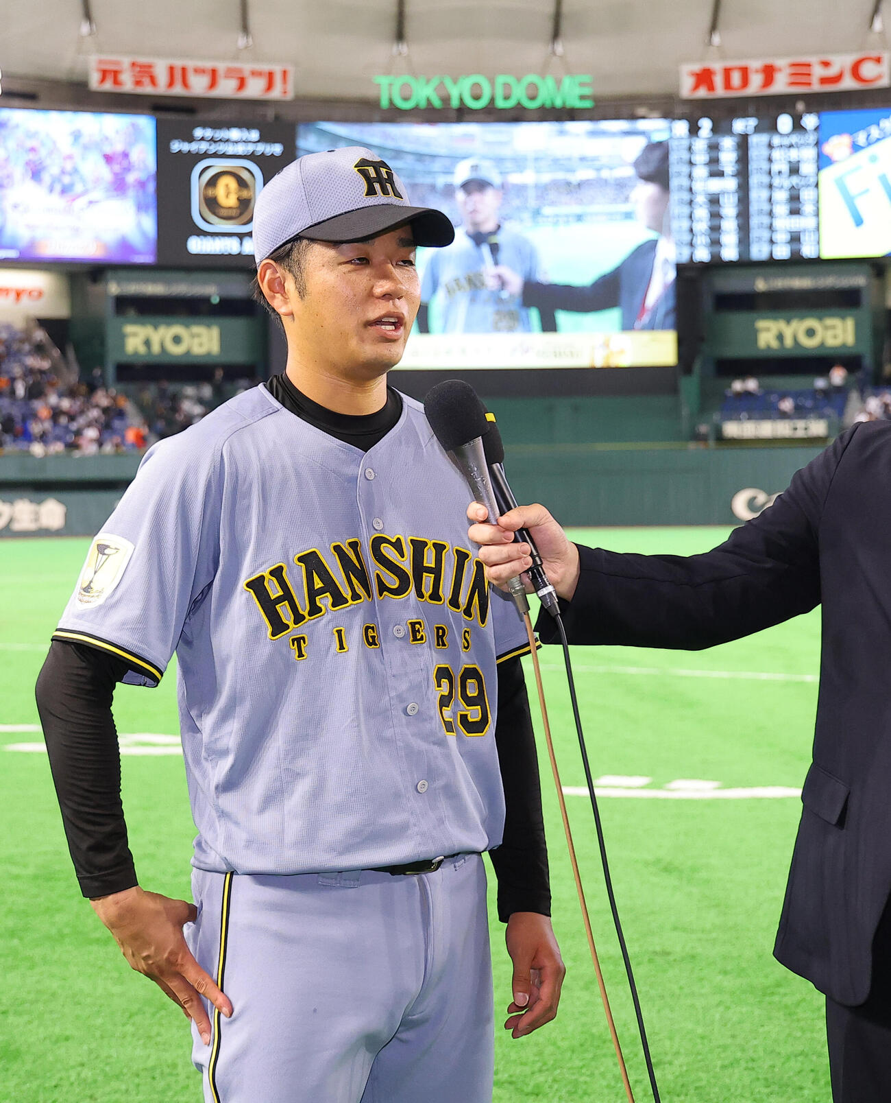 巨人対阪神　ヒーローインタビューを受ける高橋（撮影・上田博志）