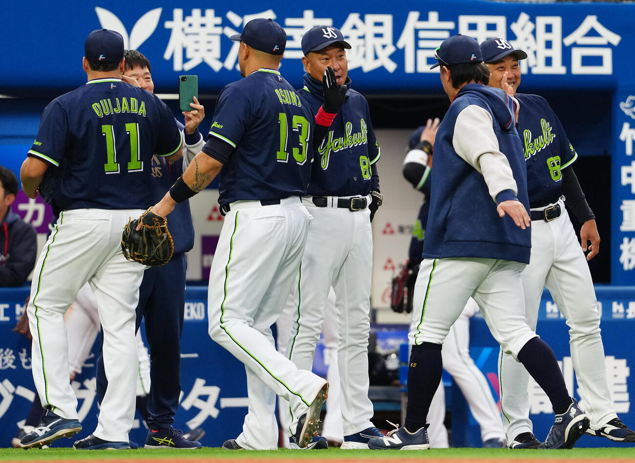 DeNA対ヤクルト　DeNAに勝利し、ナインを迎えるヤクルト池山監督（中央）（撮影・鈴木みどり）