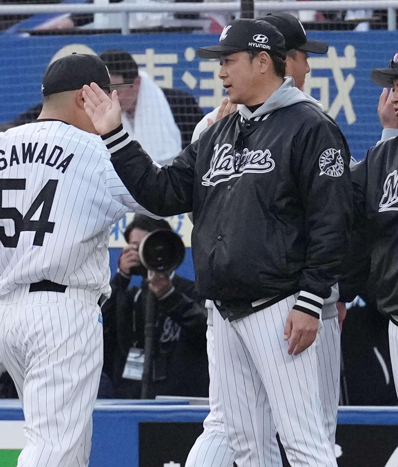 ロッテ対西武　西武に勝利しタッチするロッテサブロー監督（撮影・小島史椰）