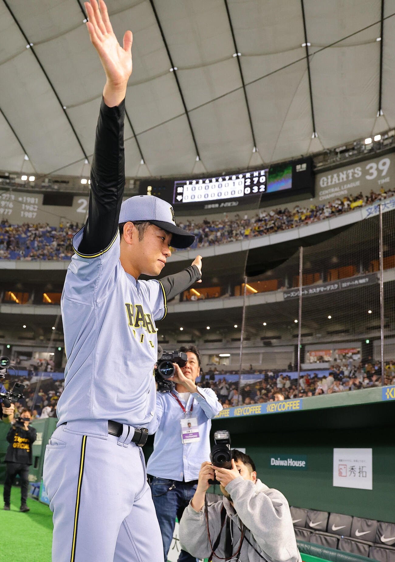 巨人対阪神　完封勝利した高橋はファンの歓声に応える（撮影・上田博志）
