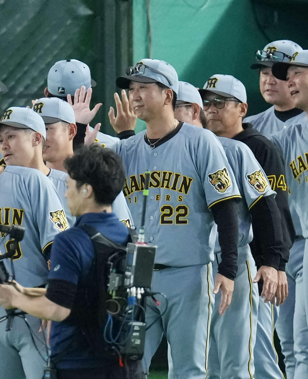 巨人対阪神　勝利しナインとタッチを交わす阪神藤川監督（撮影・増田悦実）