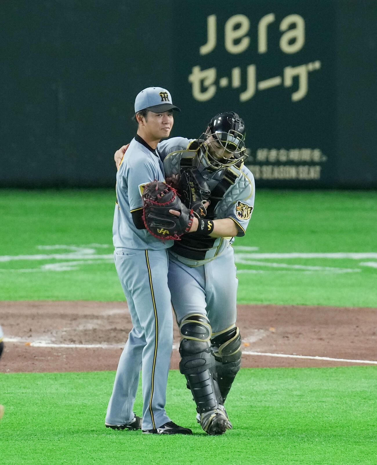 巨人対阪神　ピンチを抑え勝利し笑顔で抱き合う伏見（右）と高橋（撮影・増田悦実）