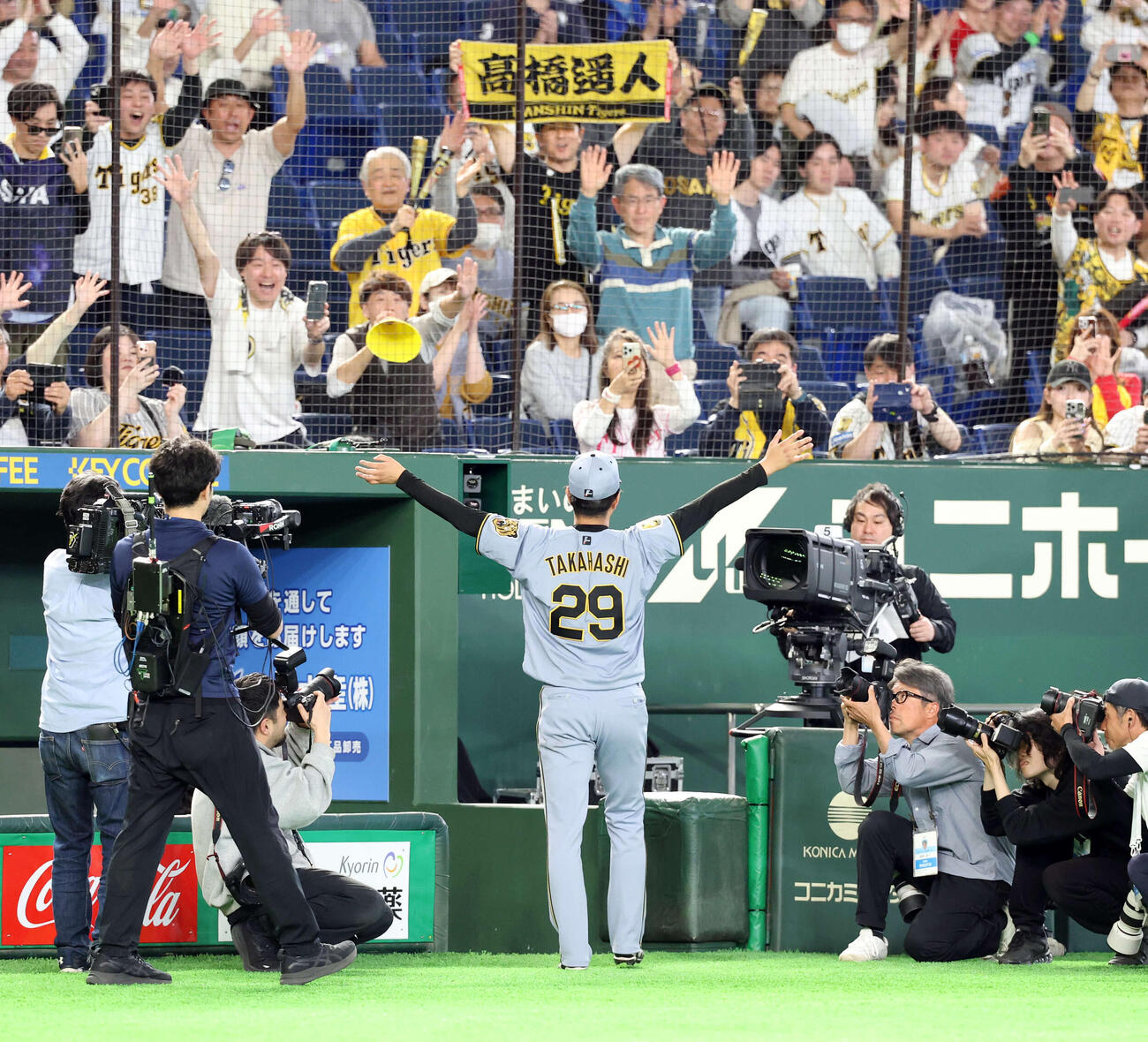 巨人対阪神　完封勝利でチーム今季初勝利を飾った阪神高橋はスタンドに手を振る（撮影・浅見桂子）
