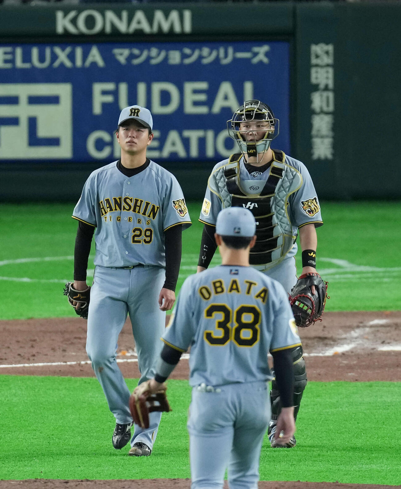 巨人対阪神　9回裏巨人、走者二、三塁のピンチに話をする伏見（右）と高橋（撮影・増田悦実）